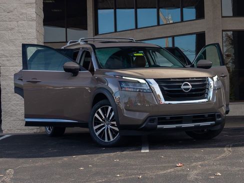 Used 2024 Nissan Pathfinder Platinum w/ Cargo Package image 13