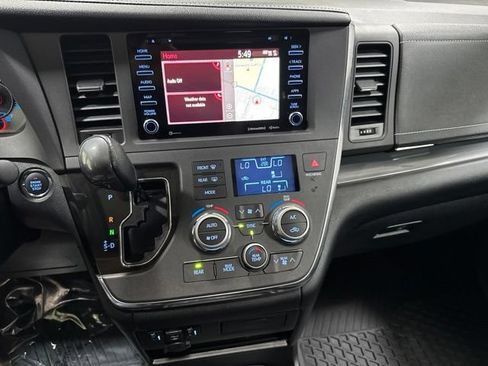 Used 2018 Toyota Sienna SE FWD image 20