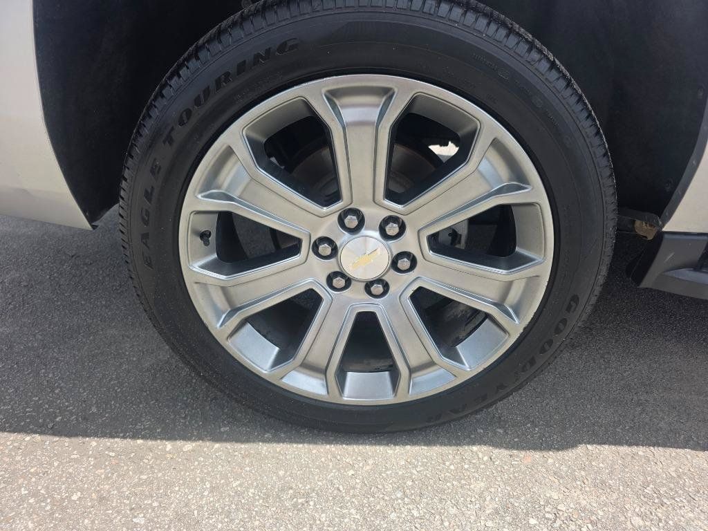 Used 2018 Chevrolet Suburban LT AWD/4WD image 25
