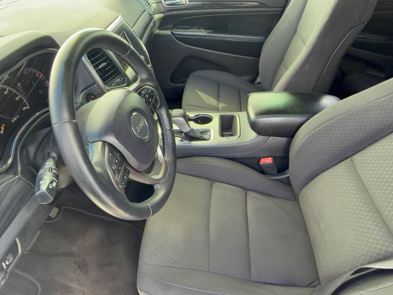 Used 2019 Jeep Grand Cherokee Laredo RWD image 5