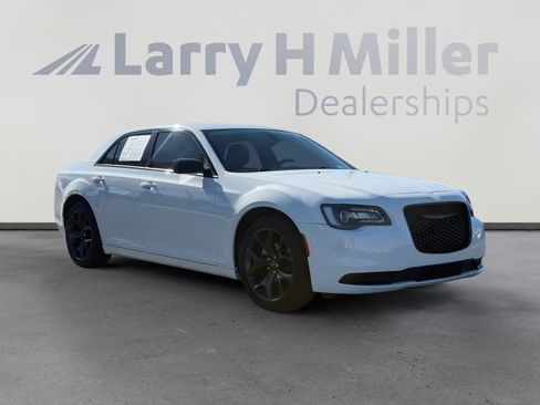 Used 2023 Chrysler 300 Touring w/ Sport Appearance Package image 9
