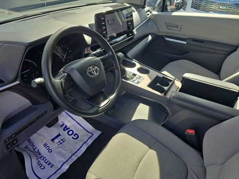 Used 2023 Toyota Sienna LE image 27