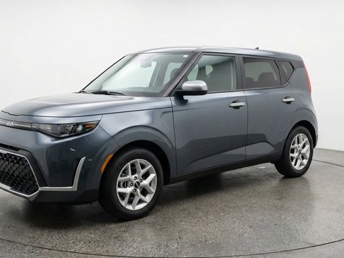 Used 2025 Kia Soul LX w/ LX Technology Package FWD image 3