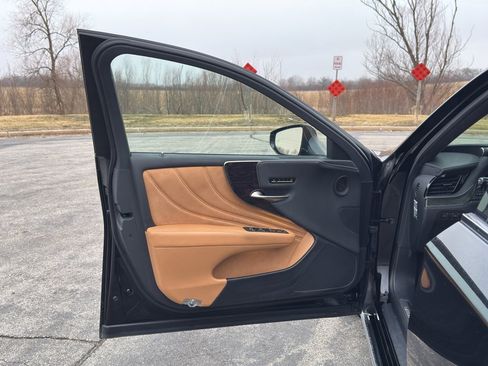 Used 2023 Lexus LS 500 Luxury w/ Luxury Package image 11