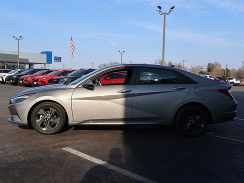 Used 2021 Hyundai Elantra SEL w/ Convenience Package image 3