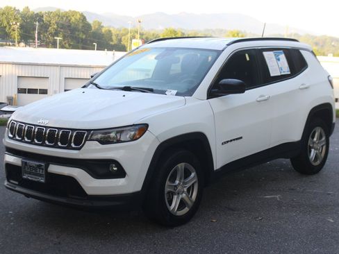 Used 2024 Jeep Compass Latitude AWD/4WD image 3
