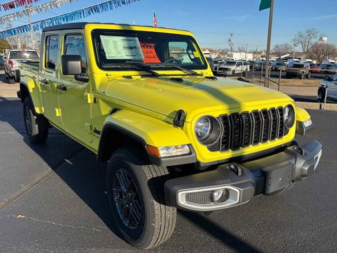 Certified 2024 Jeep Gladiator Sport AWD/4WD image 4