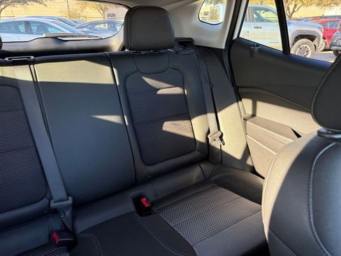 Used 2025 Chevrolet Trax LT image 37