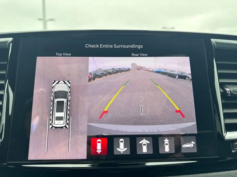 Used 2025 Chrysler Pacifica Premium image 22