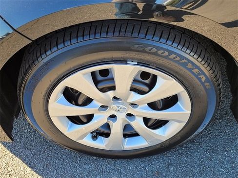 Used 2022 Toyota Corolla LE image 17