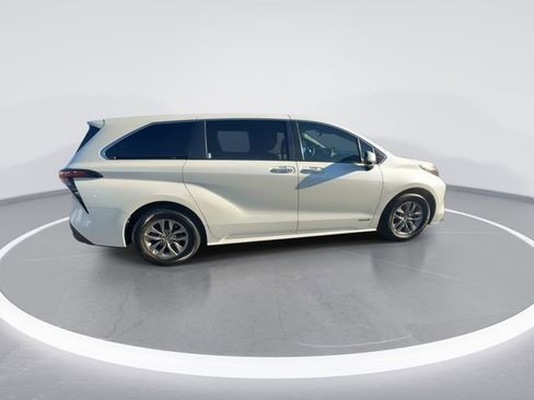 Used 2021 Toyota Sienna XLE image 9
