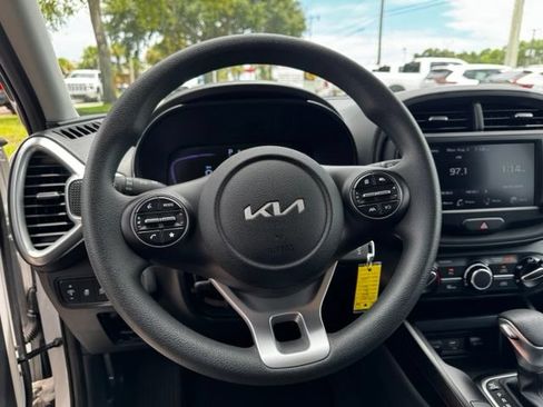 Used 2025 Kia Soul LX w/ LX Technology Package FWD image 26
