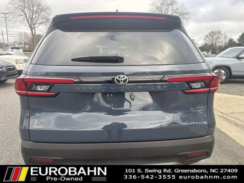 Used 2025 Toyota Grand Highlander image 4