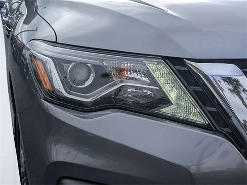 Used 2020 Nissan Pathfinder SV image 9