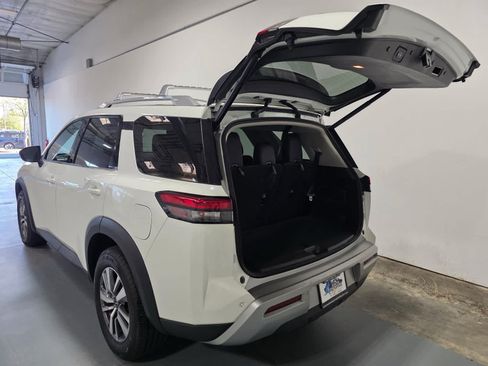 Used 2023 Nissan Pathfinder SL AWD/4WD image 4