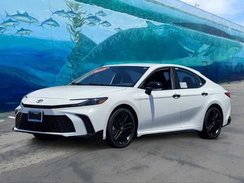 New 2026 Toyota Camry Hybrid FWD image 3