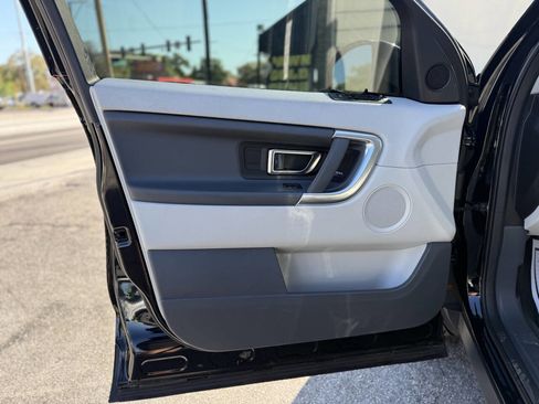 Used 2017 Land Rover Discovery Sport SE image 11