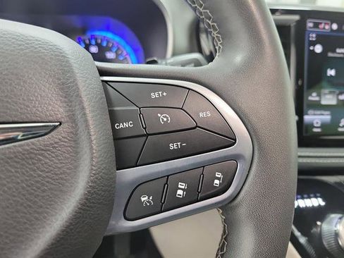 Used 2023 Chrysler Pacifica Touring-L image 26