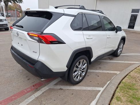 Used 2022 Toyota RAV4 XLE Premium image 6