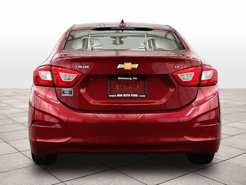 Used 2018 Chevrolet Cruze LT w/ Convenience Package FWD image 4