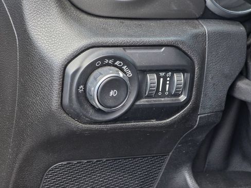 Used 2018 Jeep Wrangler Unlimited Sahara w/ LED Lighting Group AWD/4WD image 38