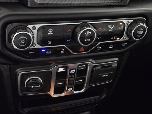 Used 2023 Jeep Wrangler Unlimited Sahara AWD/4WD image 16