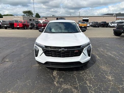 Used 2025 Chevrolet Trax RS w/ Driver Confidence Package FWD image 3