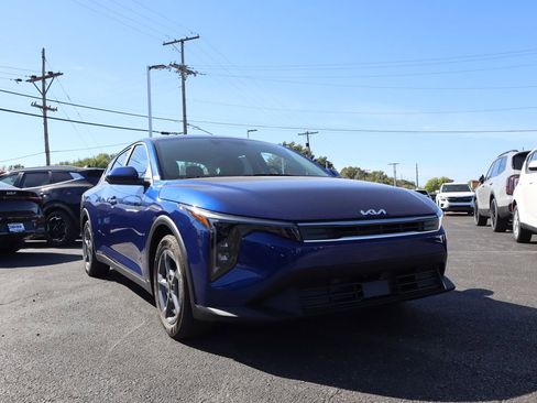 New 2025 Kia K4 LXS image 1