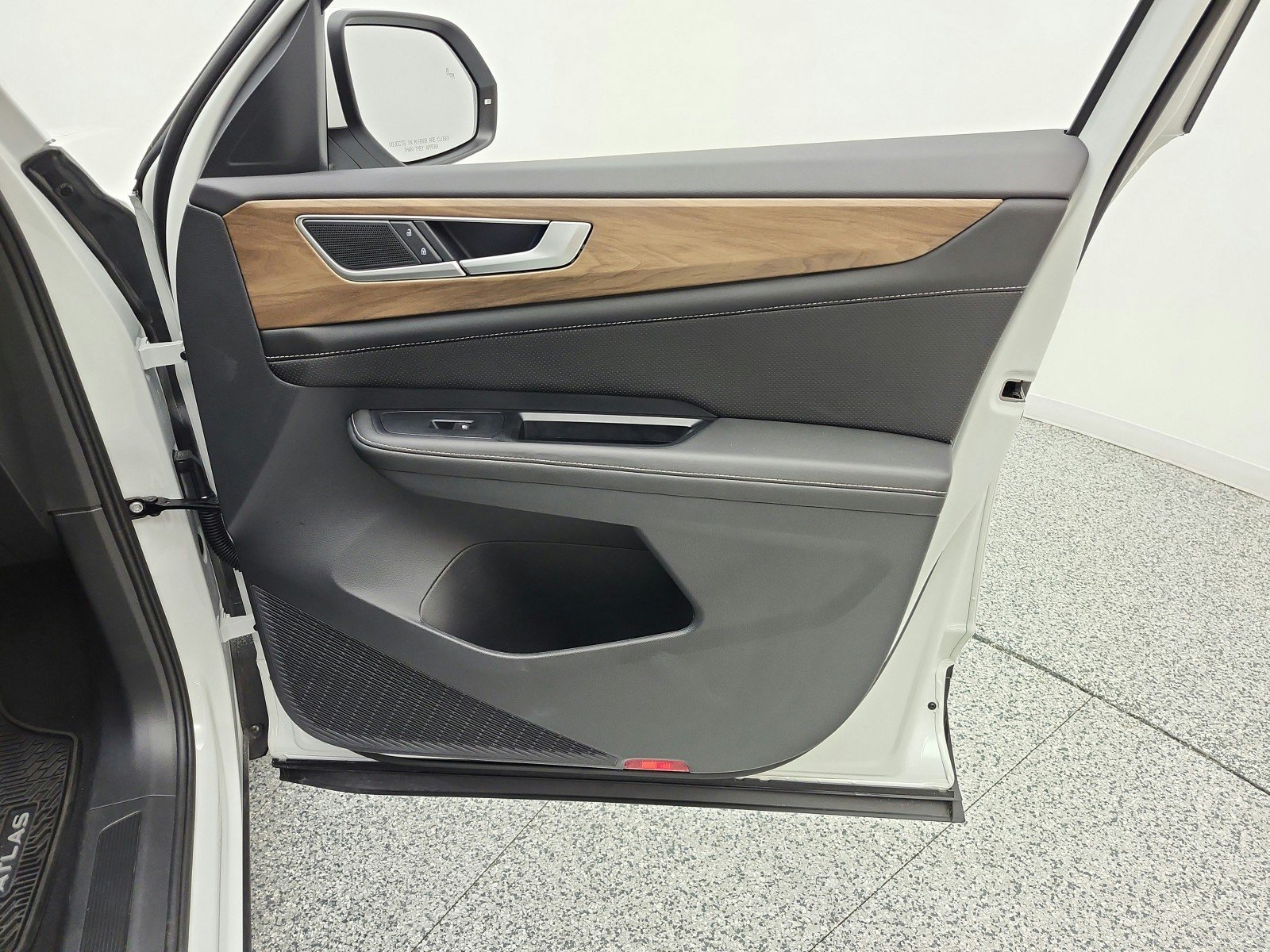 Used 2025 Volkswagen Atlas SE FWD image 19
