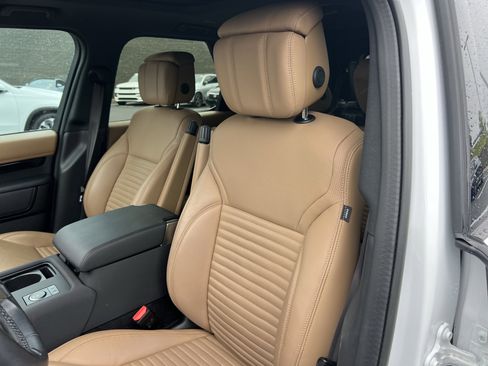 Certified 2023 Land Rover Discovery Metropolitan Edition AWD/4WD image 16