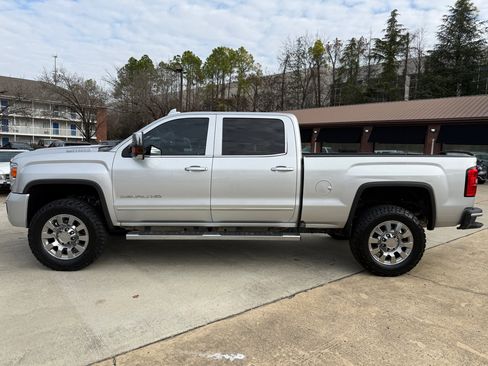 Used 2019 GMC Sierra 2500 Denali w/ Duramax Plus Package image 2