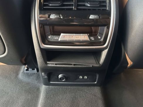 Used 2022 BMW X7 xDrive40i w/ M Sport Package AWD/4WD image 15