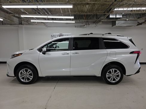 Used 2024 Toyota Sienna Platinum AWD/4WD image 13