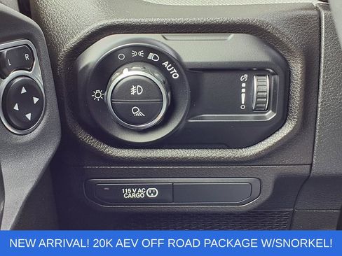 Used 2024 Jeep Gladiator Sport AWD/4WD image 19