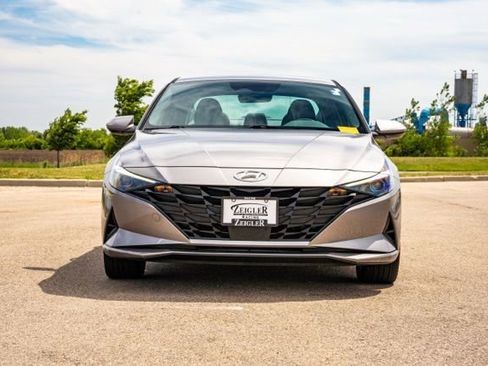 Used 2023 Hyundai Elantra SEL w/ Convenience Package FWD image 2