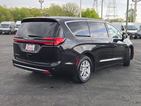 Certified 2024 Chrysler Pacifica Touring-L FWD image 12