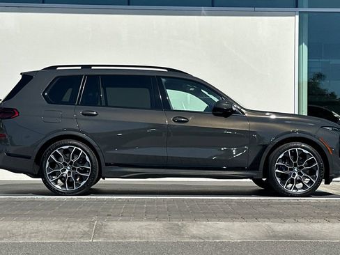 Used 2024 BMW X7 xDrive40i w/ M Sport Package AWD/4WD image 2