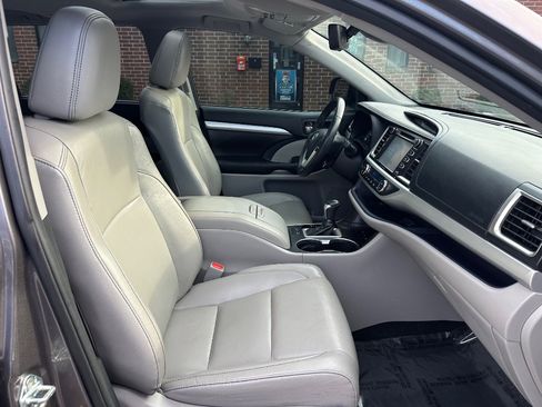 Used 2019 Toyota Highlander XLE image 23