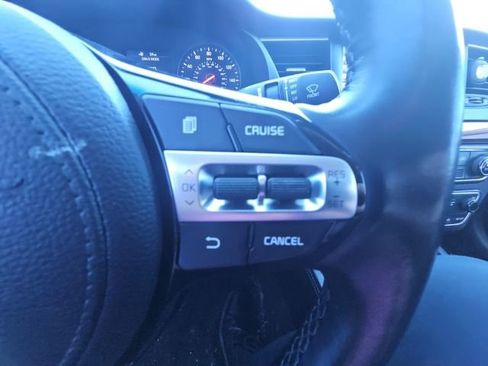 Used 2017 Kia Cadenza Premium w/ Luxury Package image 12