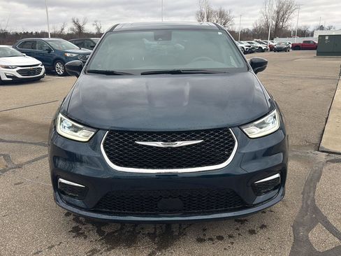 Used 2025 Chrysler Pacifica Select image 8