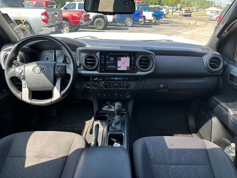 Used 2016 Toyota Tacoma TRD Off-Road w/ Premium & Technology Package AWD/4WD image 7