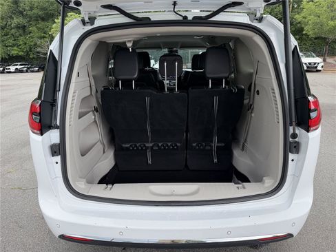 Used 2023 Chrysler Pacifica Touring-L FWD image 4