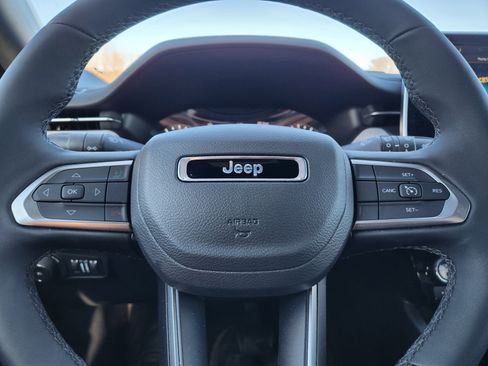 Used 2025 Jeep Compass Latitude image 24
