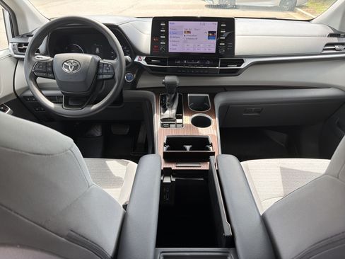Certified 2022 Toyota Sienna LE FWD image 4