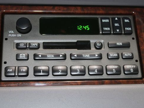 Used 2002 Lincoln Town Car Executive image 29