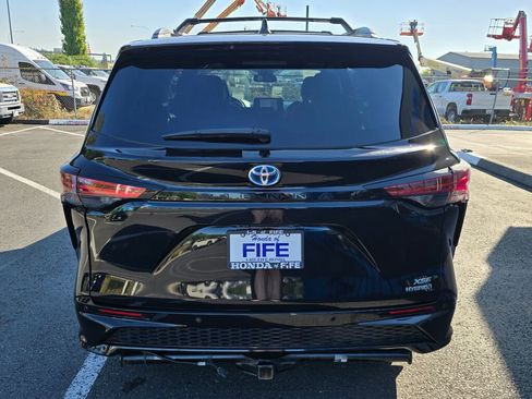 Used 2022 Toyota Sienna XSE image 4