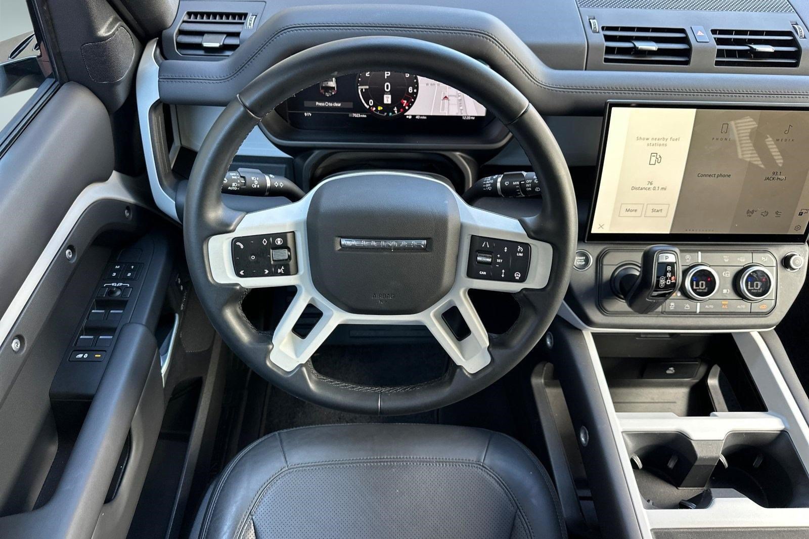Used 2026 Land Rover Defender 130 X-Dynamic SE AWD/4WD image 32