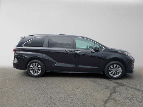 Used 2025 Toyota Sienna XLE FWD image 2