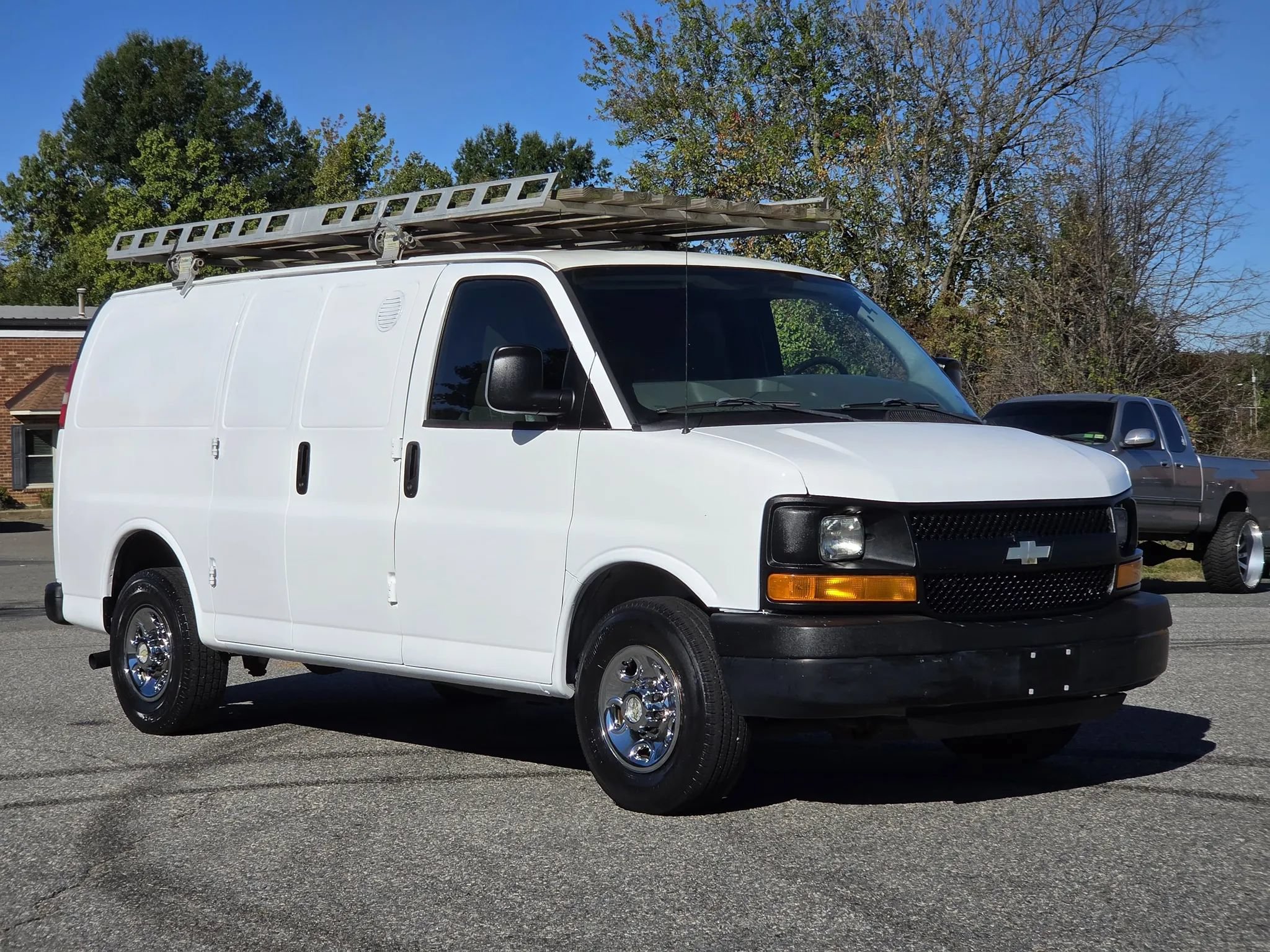 Used 2011 Chevrolet Express 2500 RWD image 9