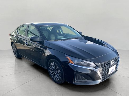 Used 2024 Nissan Altima 2.5 SV image 3